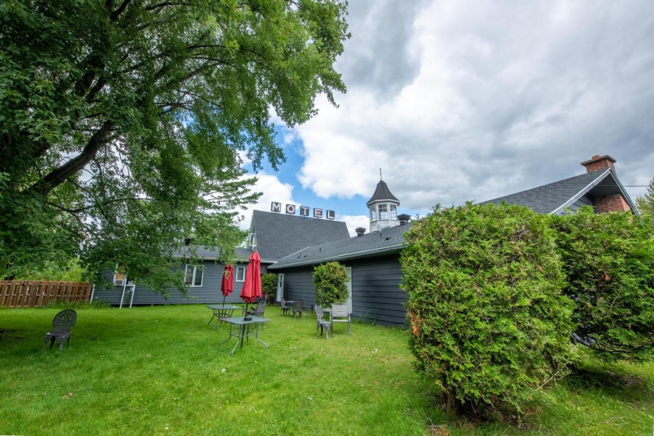 Motel Fleur De Lys Magog Exteriör bild