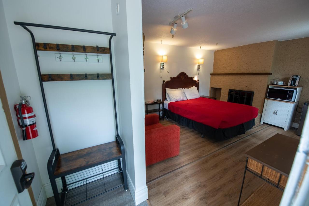 Motel Fleur De Lys Magog Exteriör bild